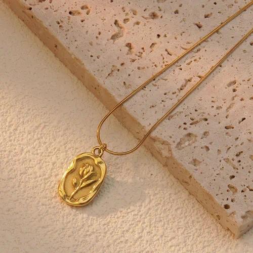 Collar dorado con una rosa